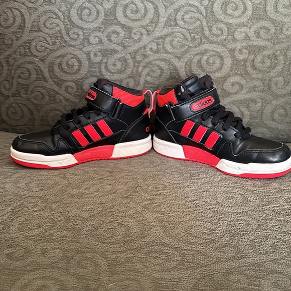 Boys size 13 Adidas Hi-top Sneakers - Picture 5 of 6